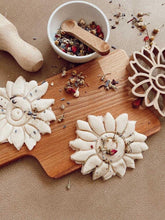 Load image into Gallery viewer, Sunflower Cutter